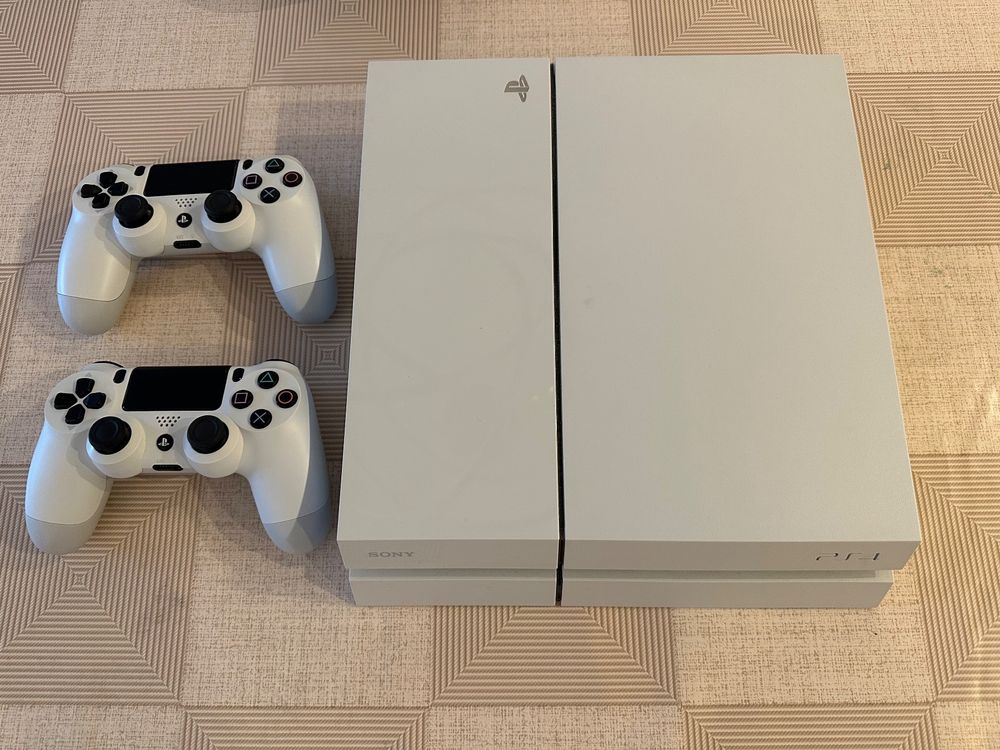 PlayStation 4 in Weiss mit 2 Controller und 18 Spielen | Kaufen auf Ricardo