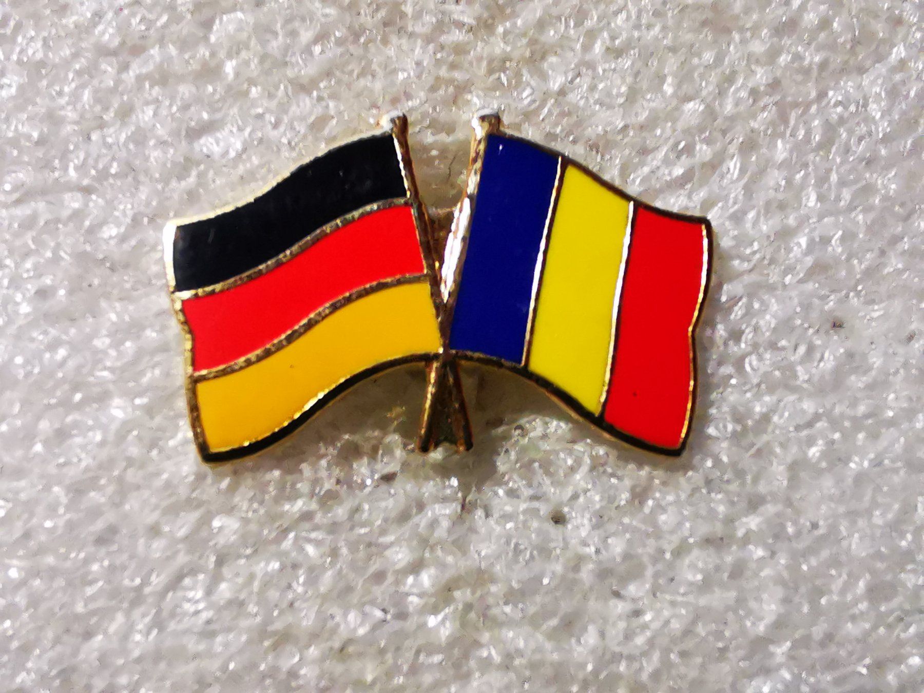 Placchette & Badge: Ansteckpin 83: Flaggen – Usato da Oppligen venduto da Pin-Fall-Shop