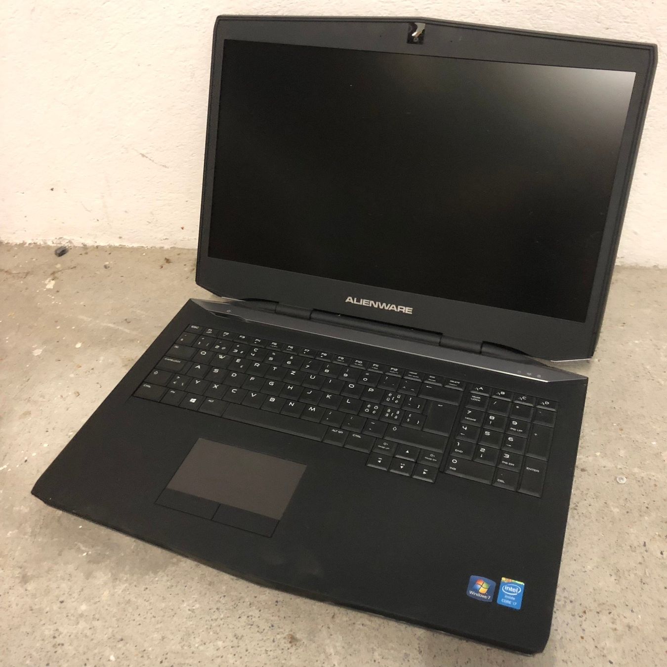 Alienware Notebooks: Laptop ALIENWARE 17 (Dell) defekt – Defekt aus Hinterkappelen von atomschnee