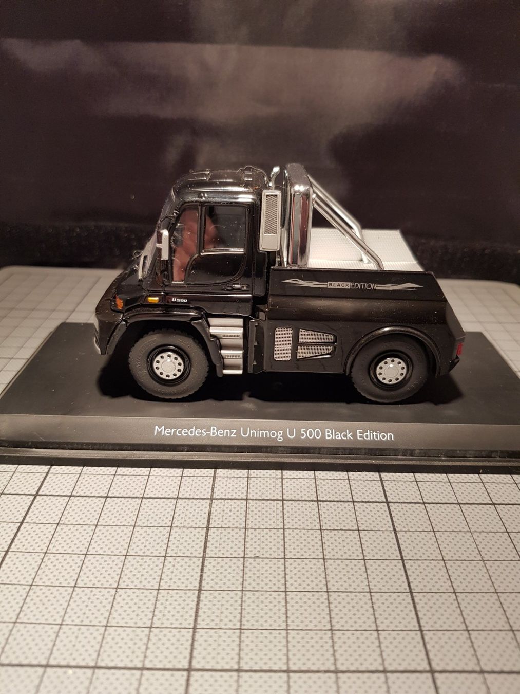 Shop für gebrauchte Modellautos - Mercedes-Benz Unimog U 411 offen mit Mähwerk saphirblau
