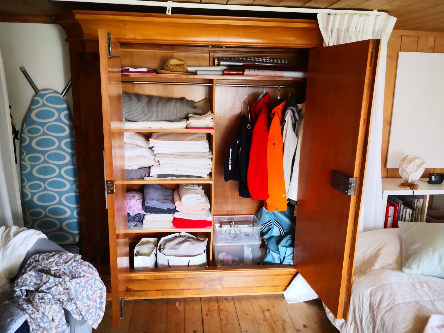 Armadi: Antiker wunderschöner Kleiderschrank, Nussbaum – Usato da Nesslau venduto da Blaessfee 1