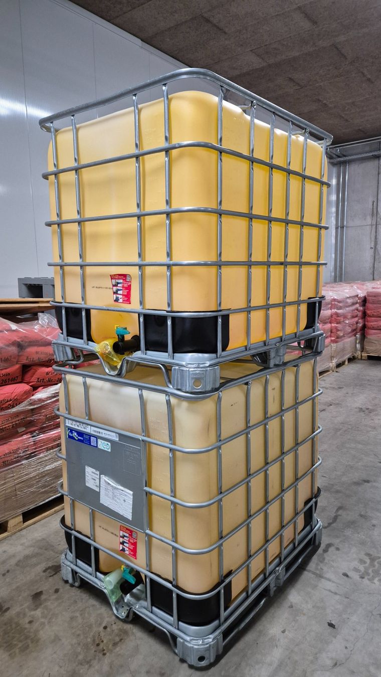 Abbeveratoi e trogoli: Ein IBC Wassertank 1000lt – Usato da Stetten AG venduto da 330er
