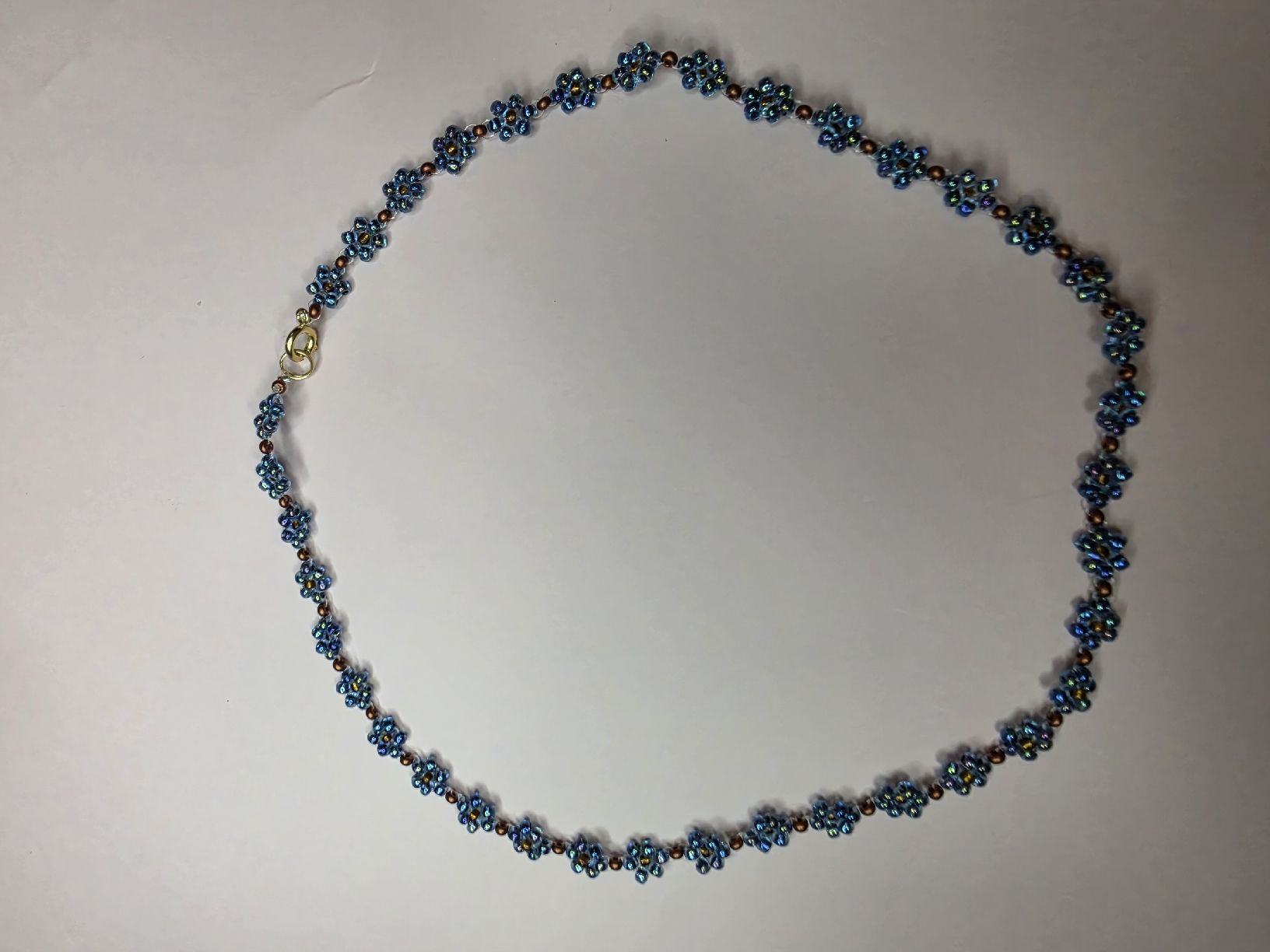 Ketten: Halskette mit Blumenmuster blau handgefertigt  – Gebraucht aus Bühler von MalinaBrocki 1