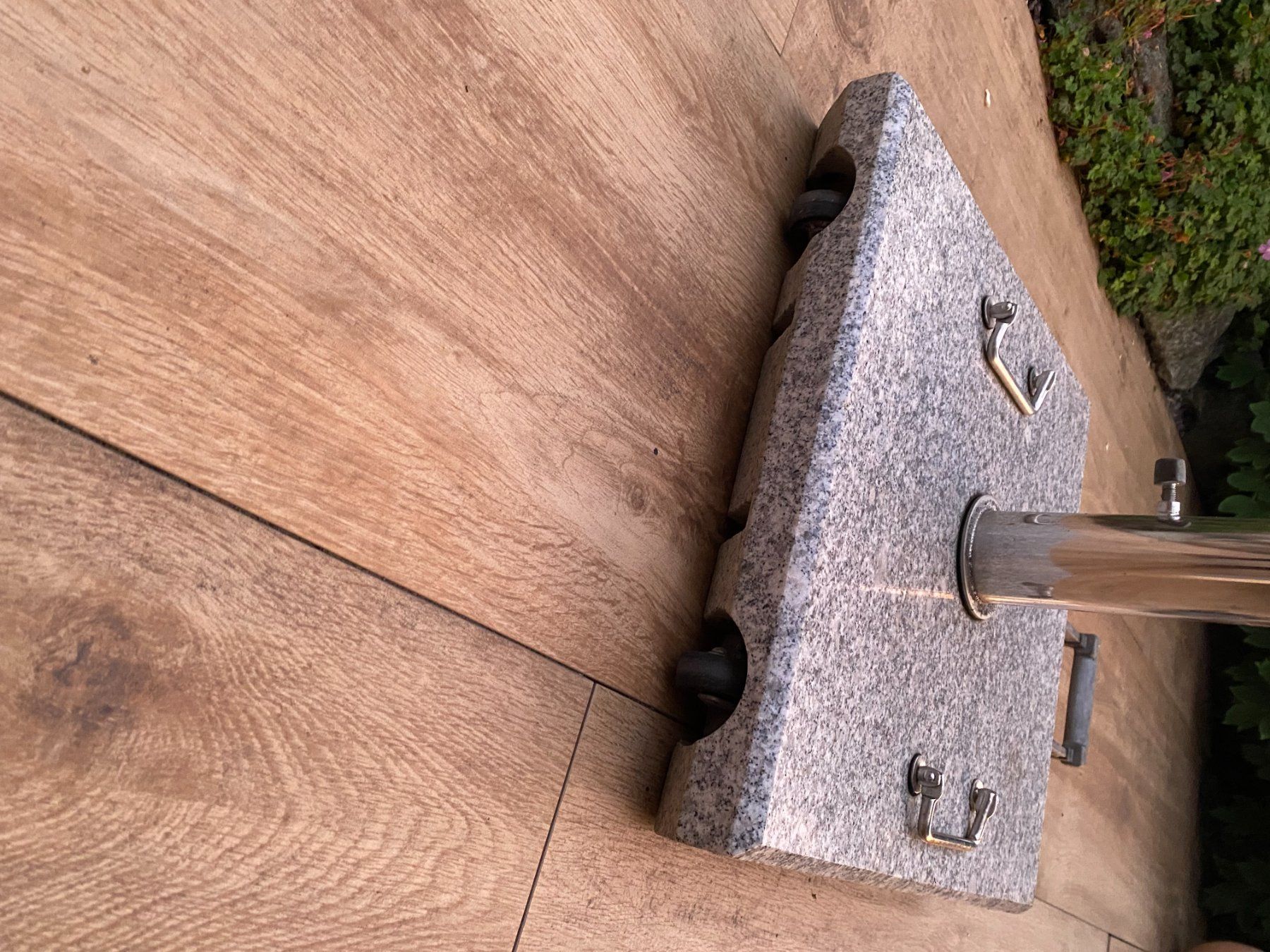 Sonnenschirme: Polyester Sonnenschirm mit Granit-Sockel – Gebraucht aus Landquart von Pst3 1