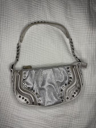 Elegante silberne Zara Schultertasche mit Nieten