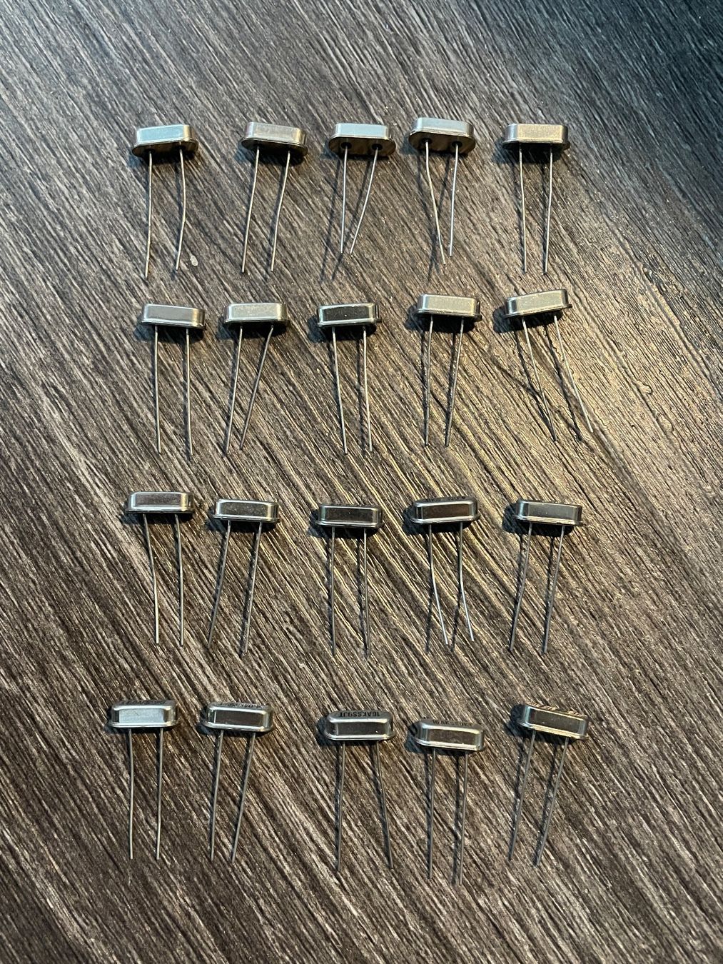 Componenti elettronici: 20x quartz 4MHz / Xtal 4MHz – Nuovo (secondo la descrizione) da La Plaine venduto da sil4555