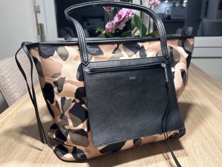 Hugo Boss Carrie Shopper beige-, olivgrün- und schwarztönen