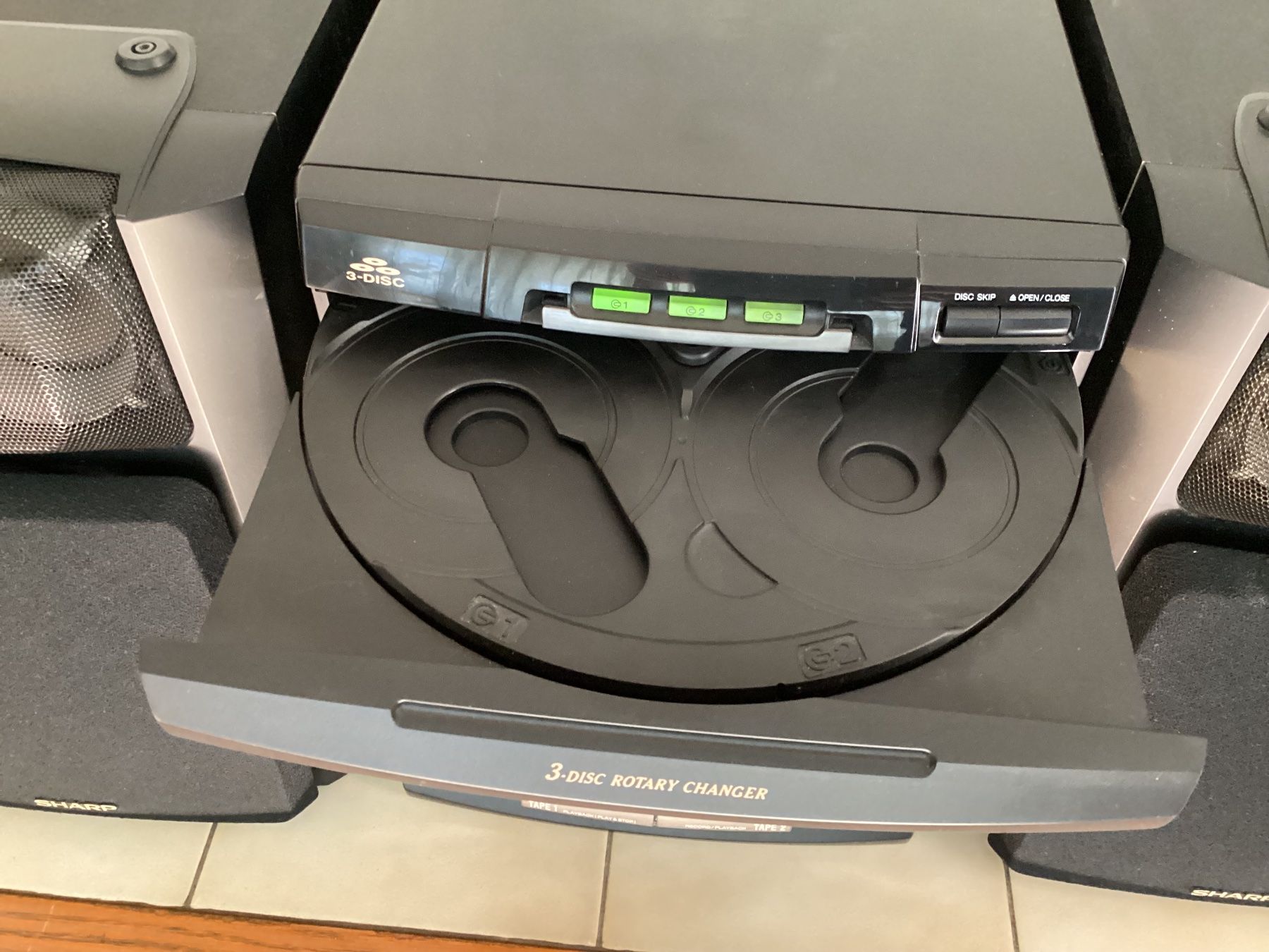 Sharp Lettore multimediale & Streamer: SHARP CD-C1600H Stereoanlage aus den 90ern – Usato da Pratteln venduto da Robdajet 3