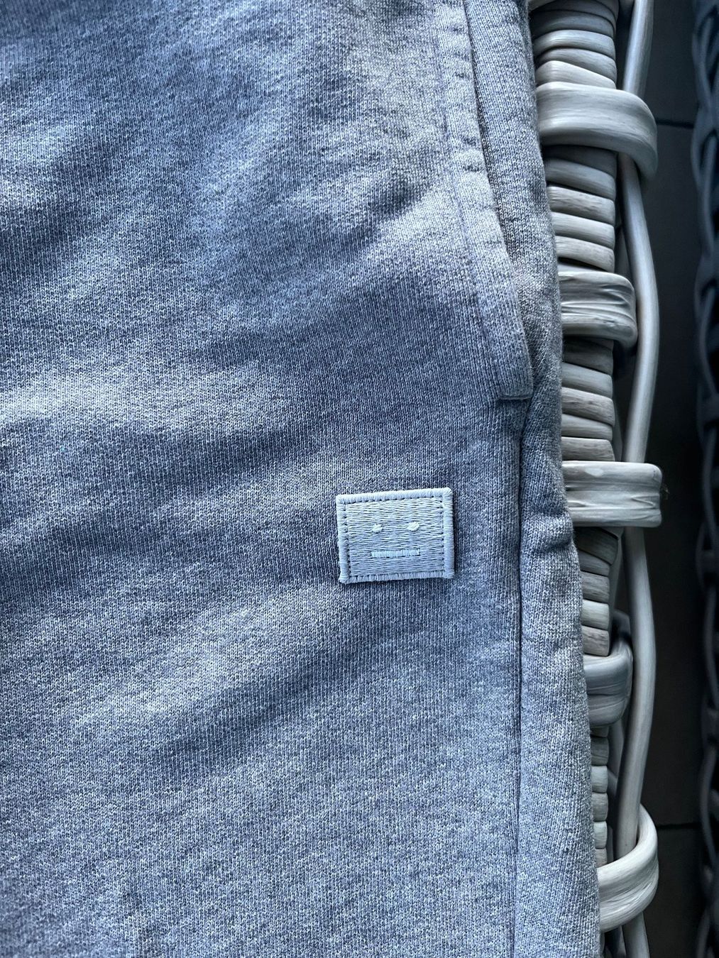 Acne Studios Pantaloni: Acne Jogginghose  M Oversized Grau Top Zustand – Usato da Arbon venduto da Lakatusch