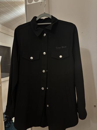 Chemise noire avec boutons pression