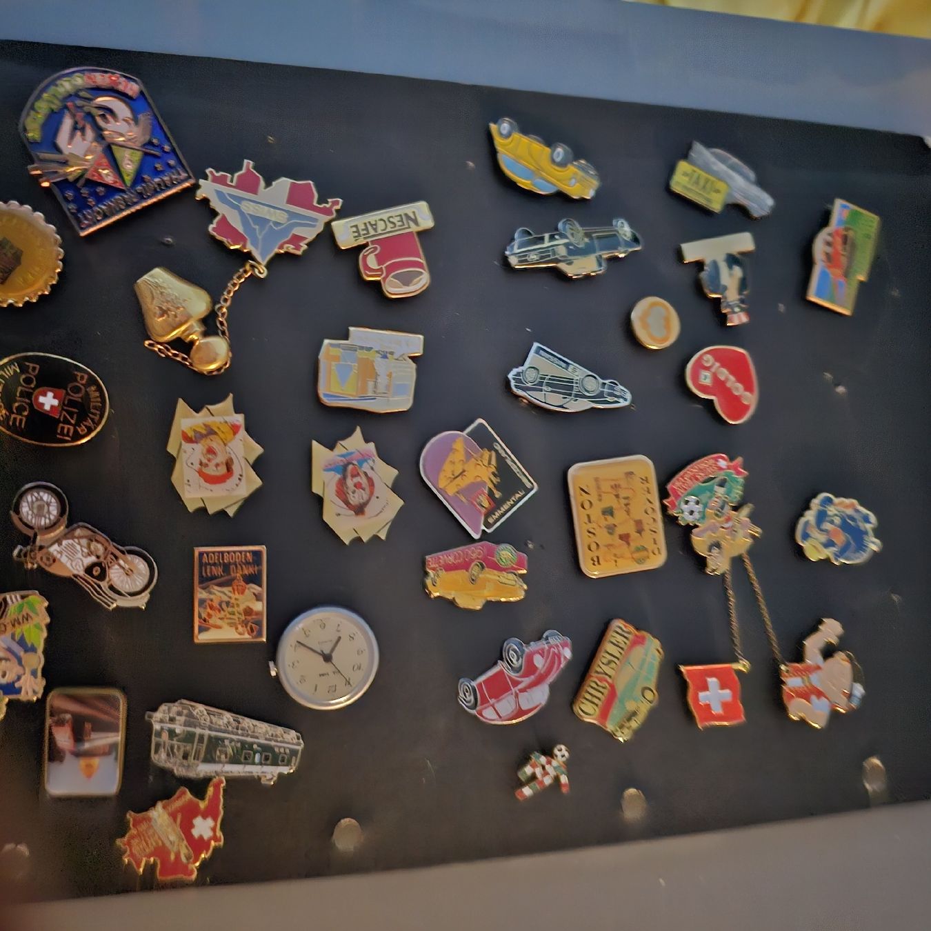 Plaketten & Abzeichen: 100 stück  Pinsammlung  – Gebraucht aus wolfhalden von 46464646 1