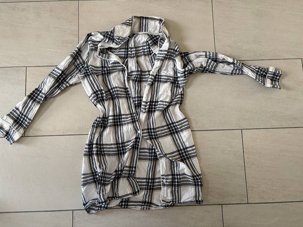Negligees & Pigiami: Nachthemd/Pyjama – Usato da Niederhasli venduto da log_5ffv 1