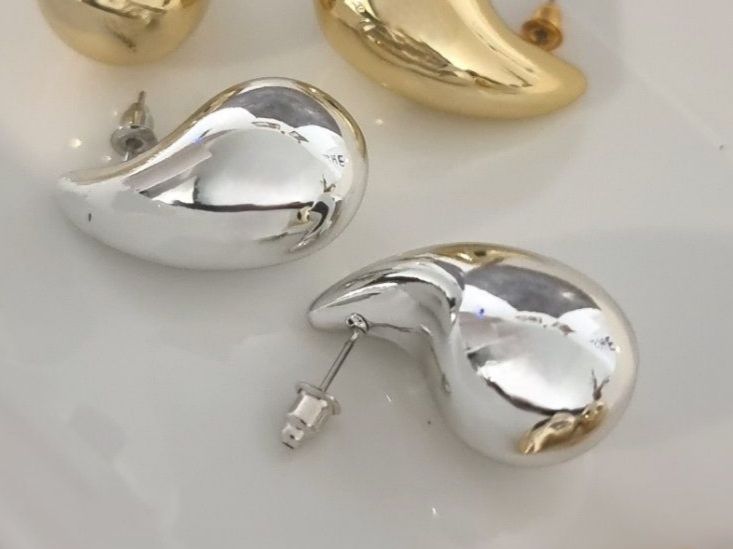 Boucles d'oreille: Ohrstecker Tropfenform Silbrig – Neuf avec emballage d'origine à Dietikon par vithya88 1