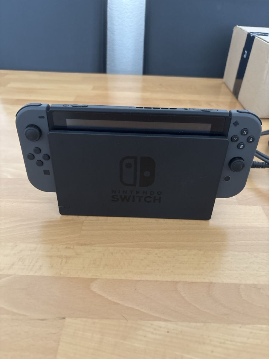 Nintendo Consoles: Nintendo Switch Konsole inkl. Dock, Pro Controller, Netzteil – D'occasion à Goldau par leo_d2sf 1