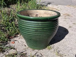 Schöner großer Blumentopf, olivgrüne Glasur, mit Bewässerung