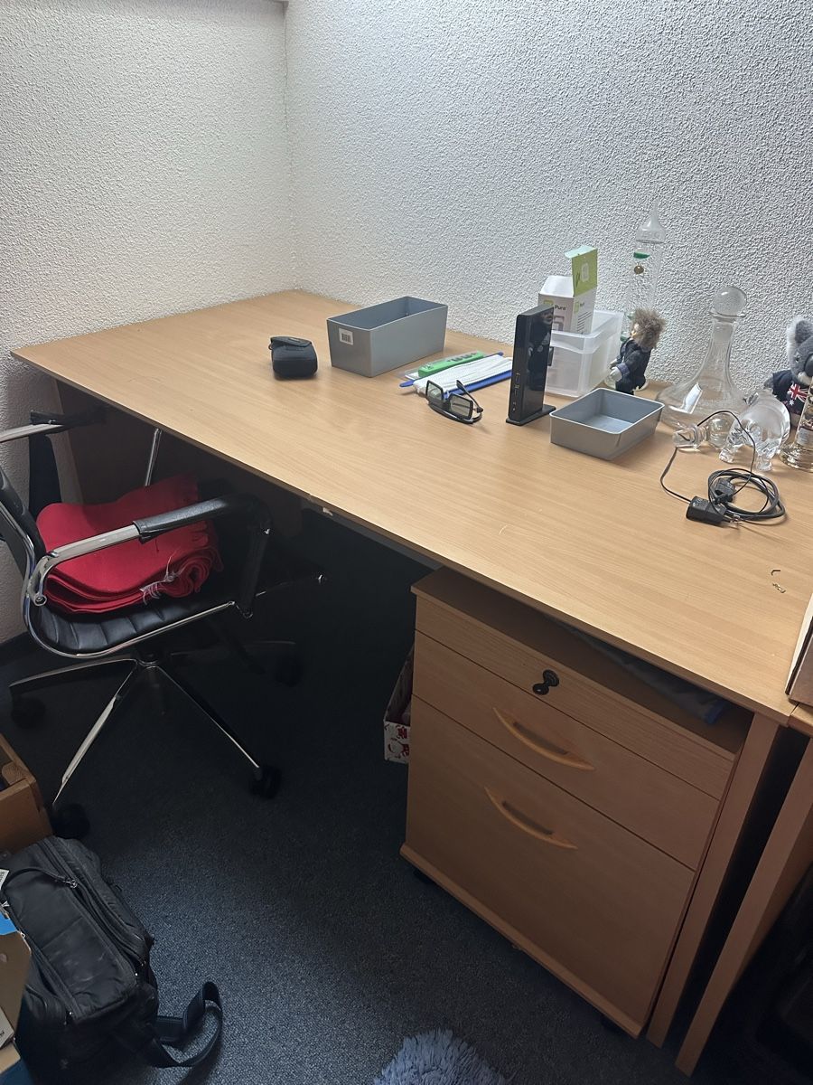 Schreibtische: Schreibtisch mit Korpus – Gebraucht aus St. Gallen von Goldacherin 1