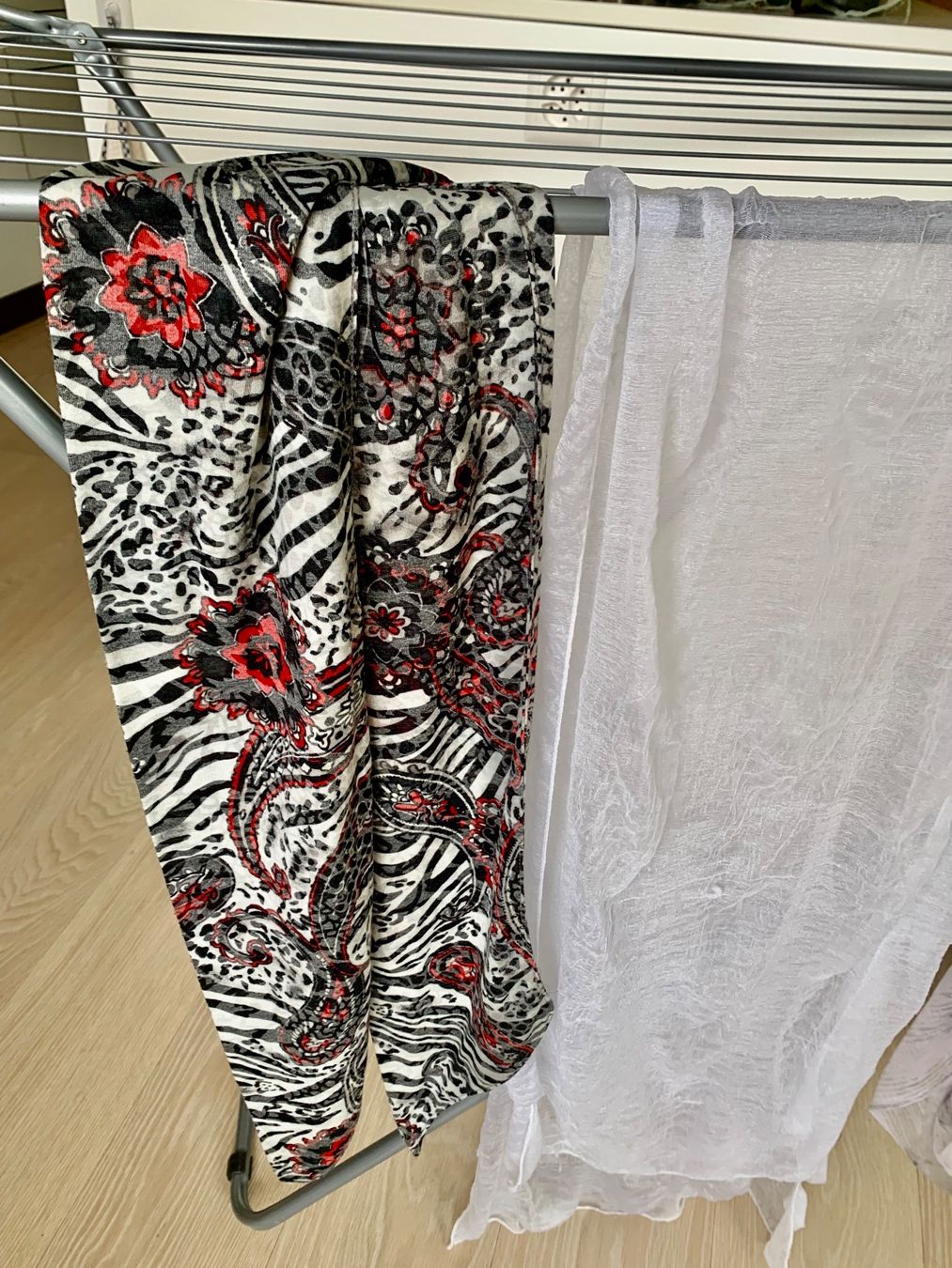 Foulard & Sciarpe: 3 Sommer Schals: Leoprint, Weiss, Grau – Usato da Schwanden GL venduto da Cicala 1