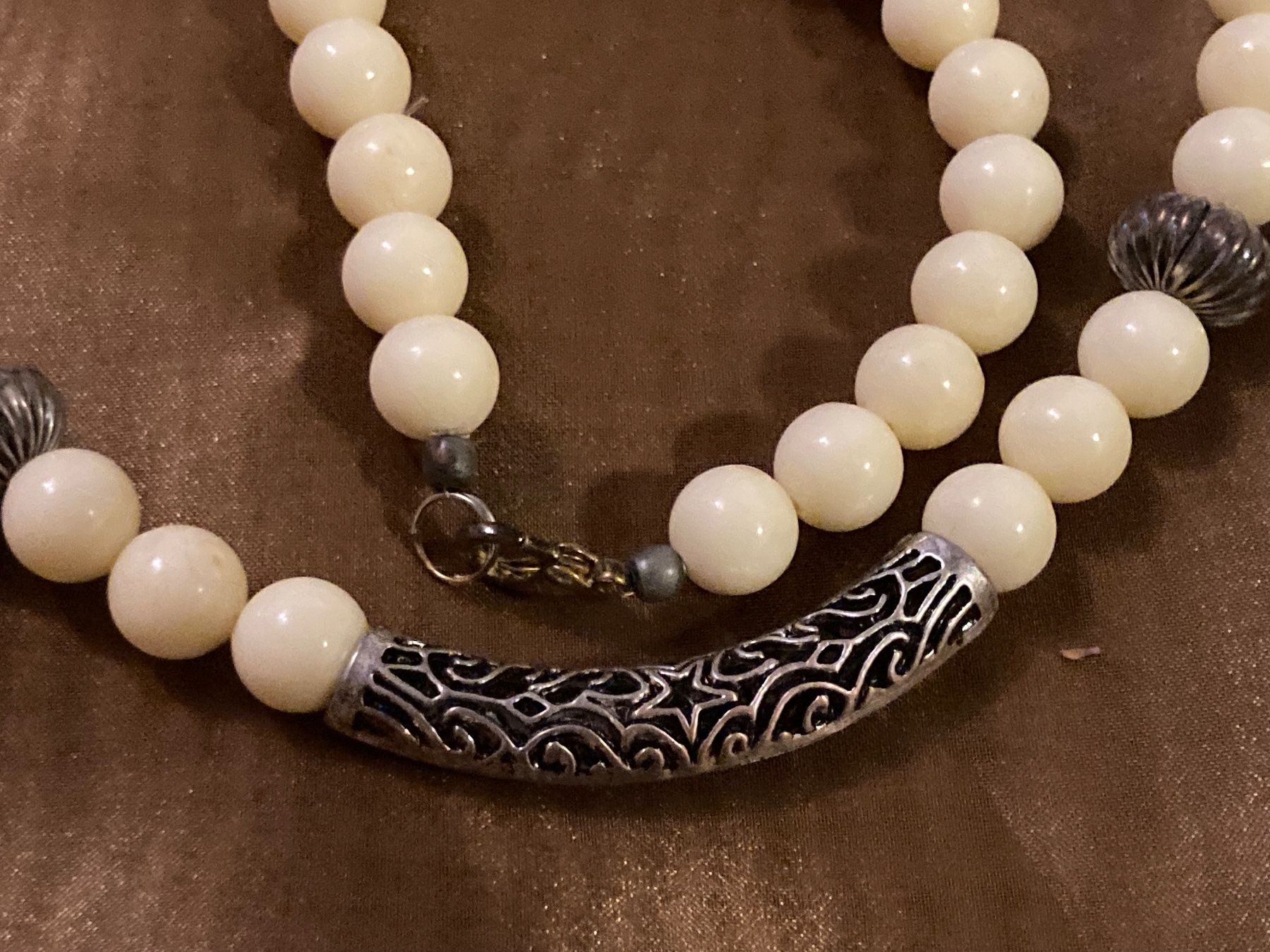 Ketten: Collier perles crème avec éléments décoratifs argentés – Gebraucht aus Marly von Antigona71 1