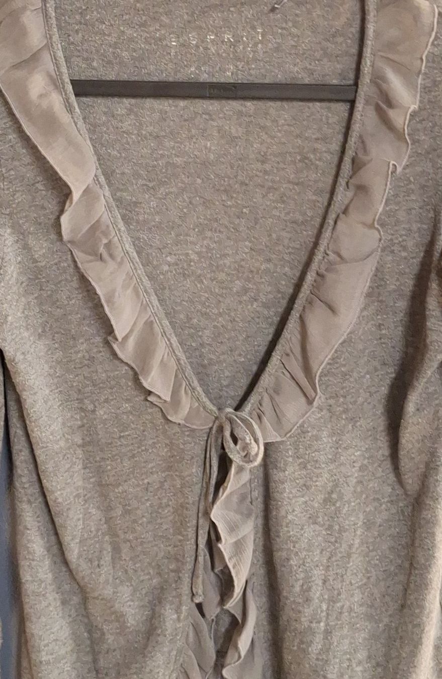 Esprit Jacken: Strickjacke Esprit grau mit Rüschen – Gebraucht aus Diessenhofen von str_p57p 2