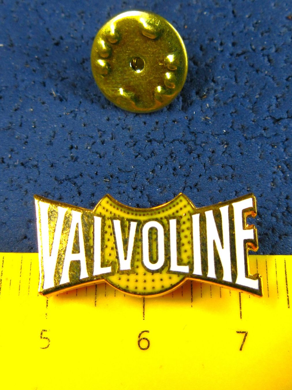 Swiss Plaketten & Abzeichen: VALVOLINE AUTO MOTO PIN ENAMEL – Gebraucht aus Ettingen von Hausi4711