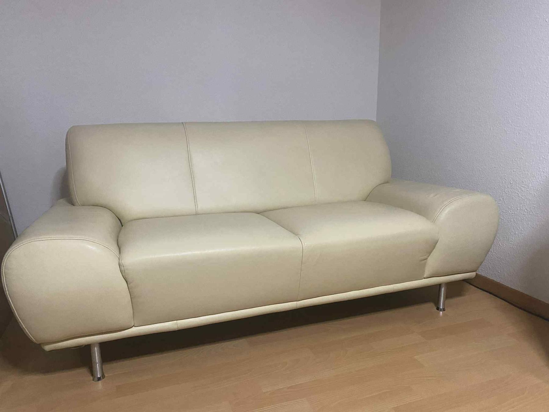 Divani: Cream Leather Sofa – Usato da Au ZH venduto da Eltianor