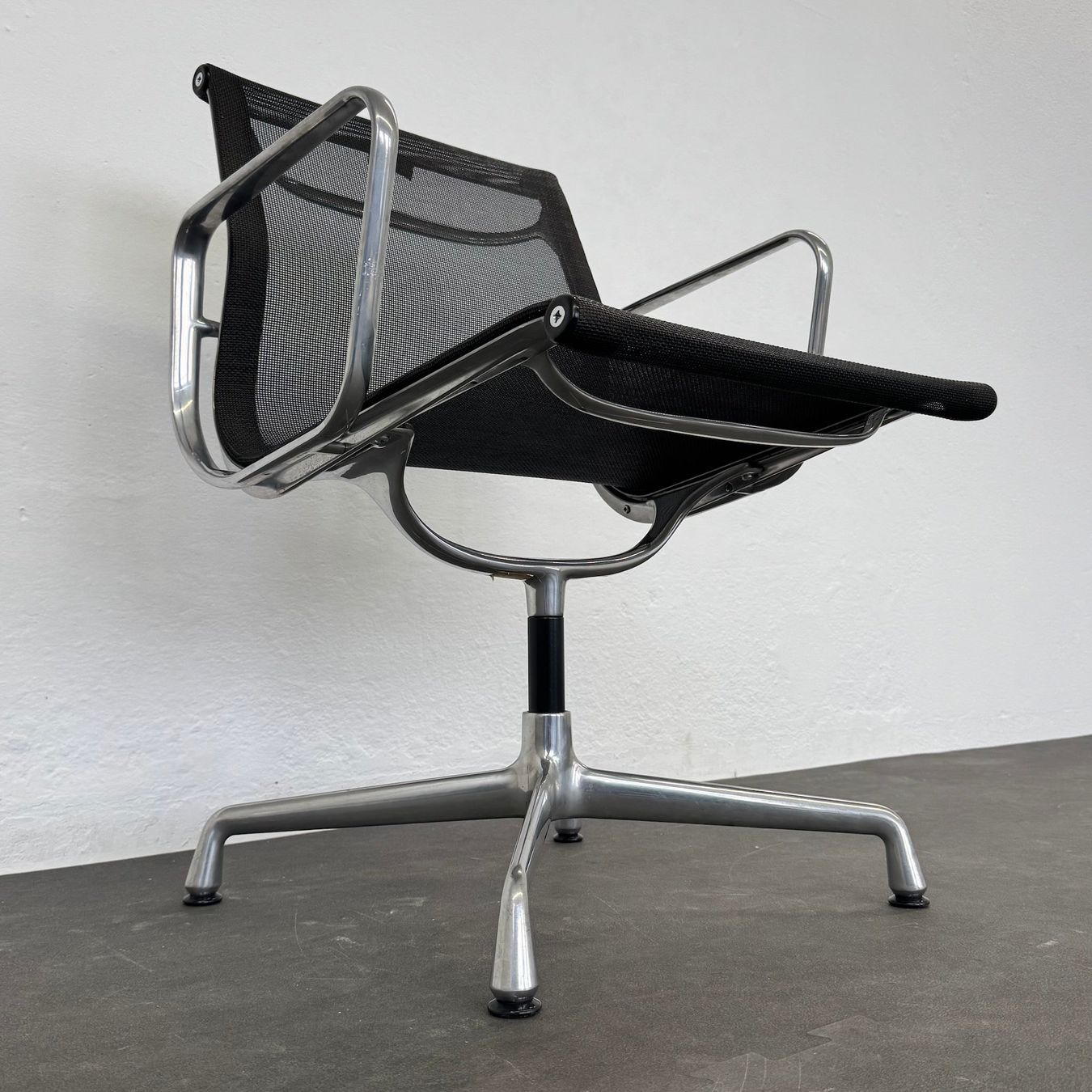 Sedie: Vitra Eames Alu Chair EA107 Netz – Usato da Schönenwerd venduto da mcofficeshop 5