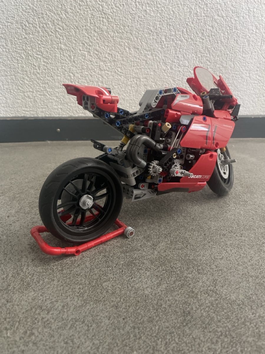 Lego Kit di costruzioni: Lego Technic Ducati Panigale V4 R – Usato da Lausanne venduto da jer_m5kh 1