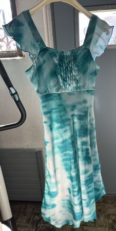 Schönes& elegantes  Sommerkleid mit schönem Schnitt Gr. 164