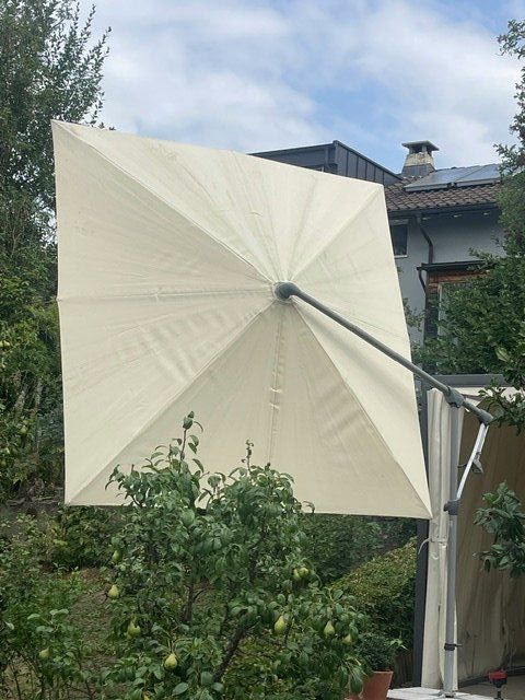 Glatz Ombrelloni: Glatz Sonnenschirm 240x240cm mit Sockel – Usato da Niederrohrdorf venduto da Bcd 7