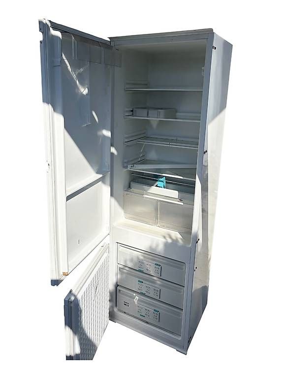 Frigoriferi: Bosch Einbaukühl- und Gefrierschrank – Usato da Balgach venduto da SolarLifepo4