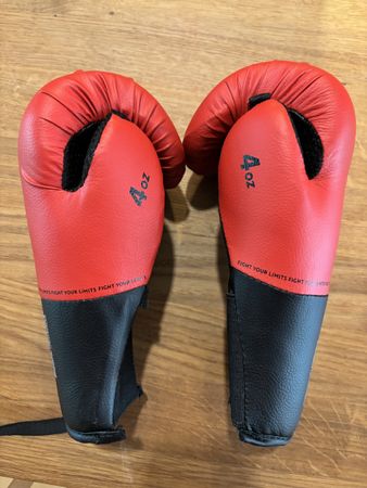 Boxing Gloves red 4oz JNR good condition