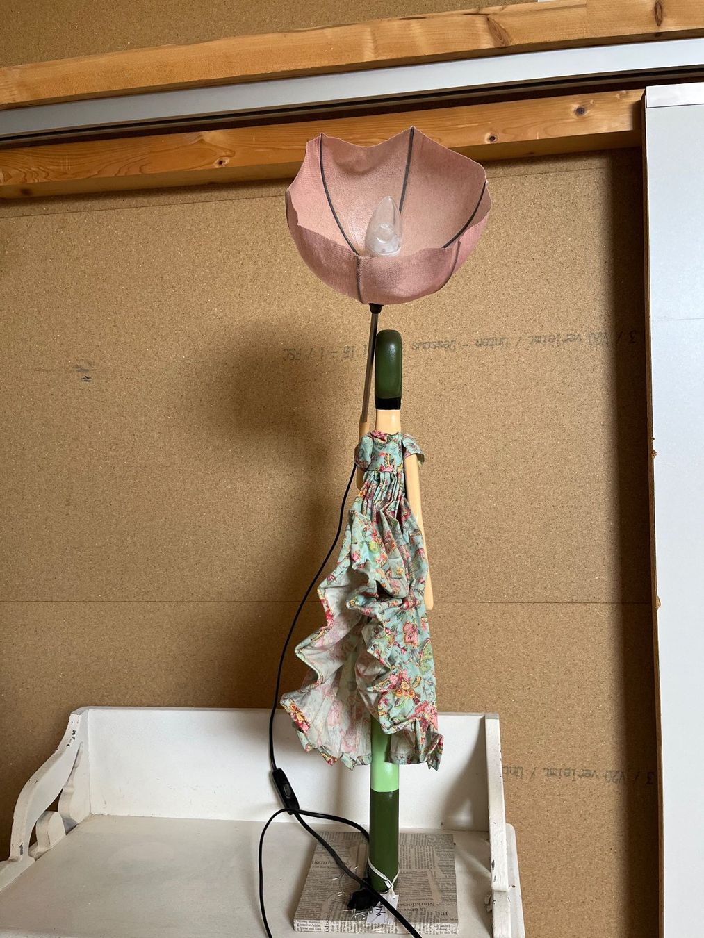 Lampes: Hübsche Deko-Lampe mit Figur und Blumen-Kleid – D'occasion à Derendingen par Sabine16 3
