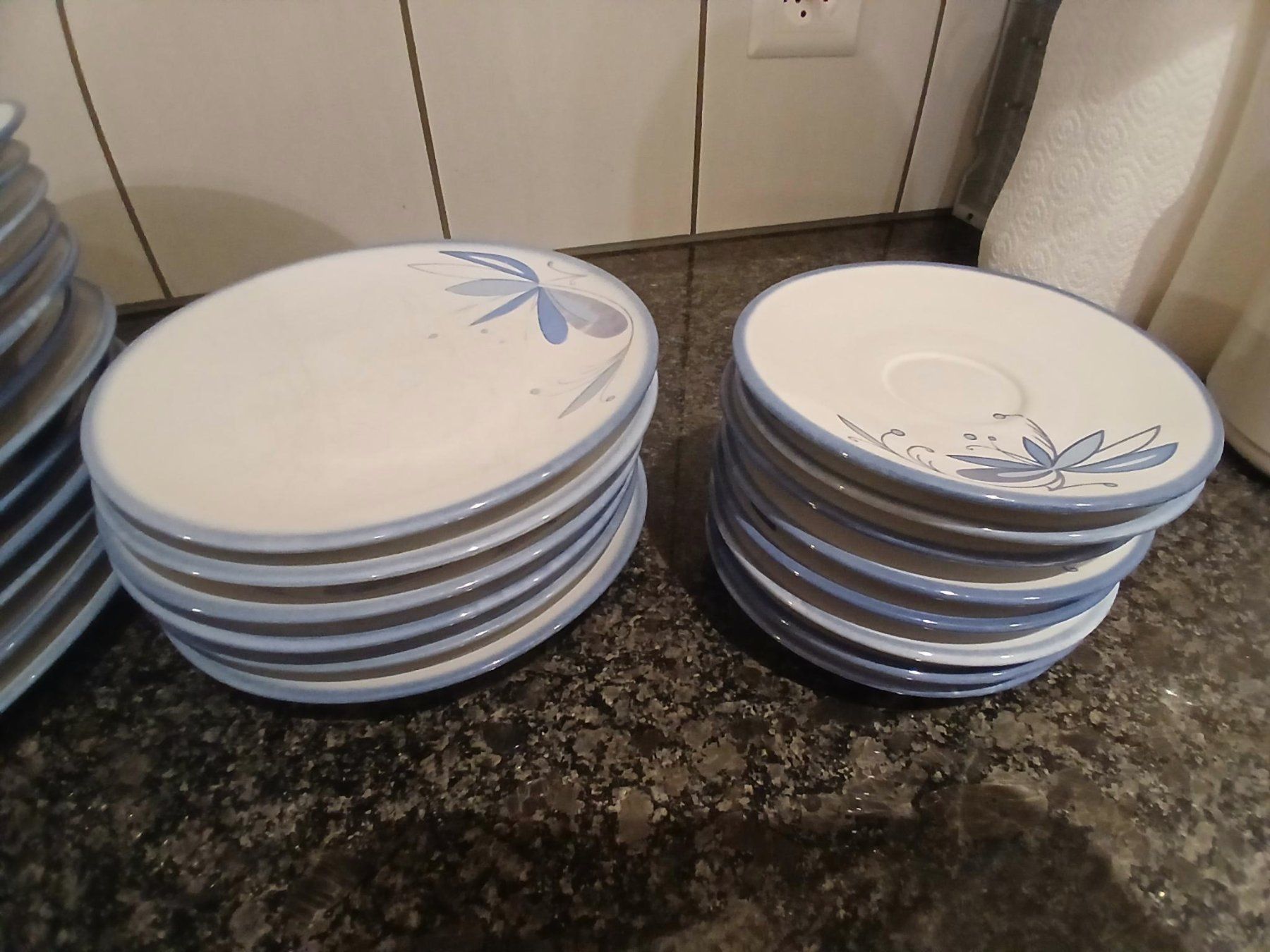 Set di piatti: Geschirr-Set mit blauer Verzierung – Usato da Winterthur venduto da seh_9dhc 2