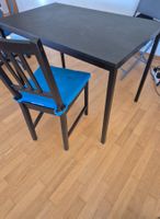 Ein gut erhaltener Ikea-Holztisch und vier Holzstühle