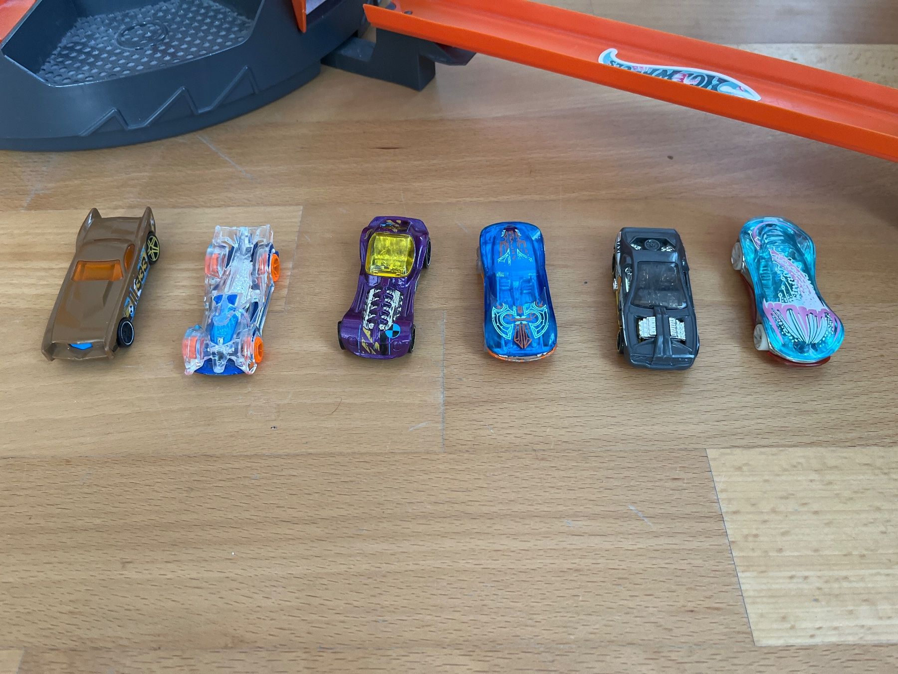 Hot Wheels Spielzeuge: Hot Wheels Bahn mit 6 Autos – Gebraucht aus Goldach von SSRConzept 2