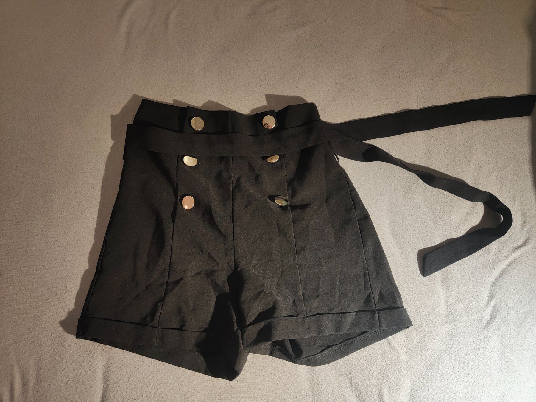 Pantaloni: Short noir taille haute taille S – Usato da Arveyes venduto da villarscars
