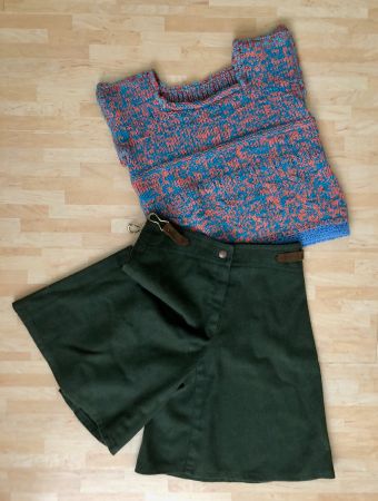 Outfit Mädchen, ca. 10 Jahre: Wollhose dunkelgrün, Pullunder
