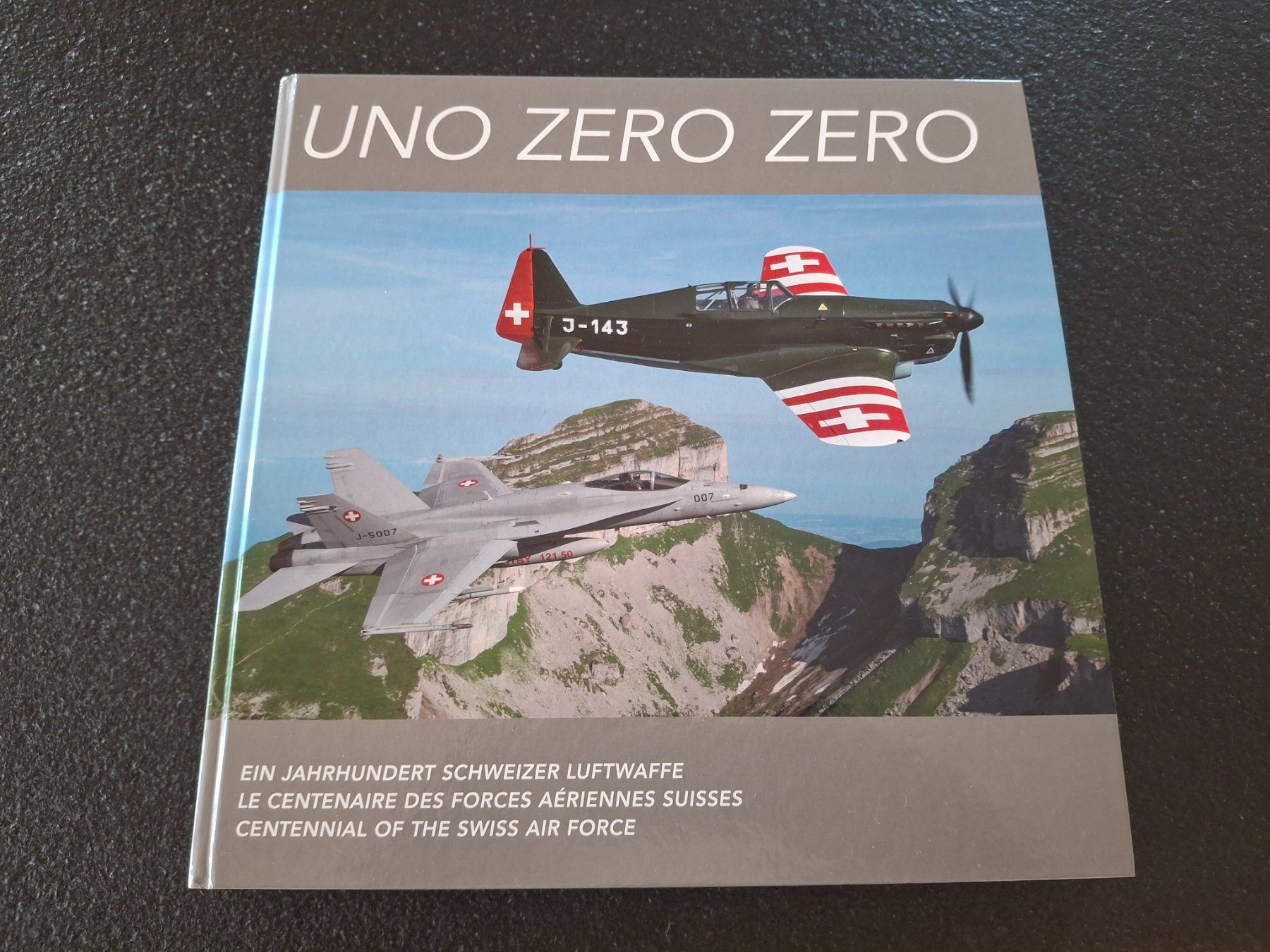 Bücher: Buch Uno Zero Zero Schweizer Luftwaffe gebraucht – Gebraucht aus Horriwil von TOKYONIGHTS