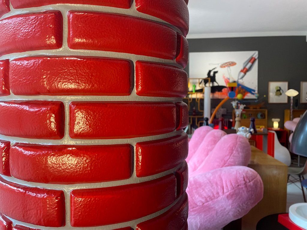 Statuette: Gufram PUNCH A WALL punching bag / Boxsack – Usato da Zürich venduto da paristurin 2