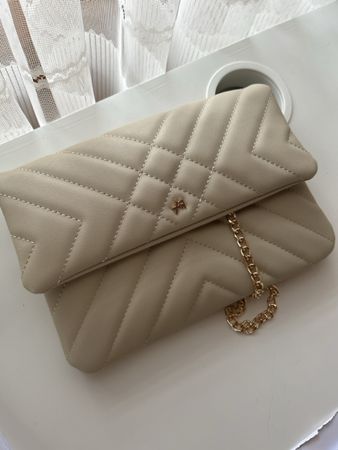 Elegante Damen Handtasche/Clutch beige mit Goldkette