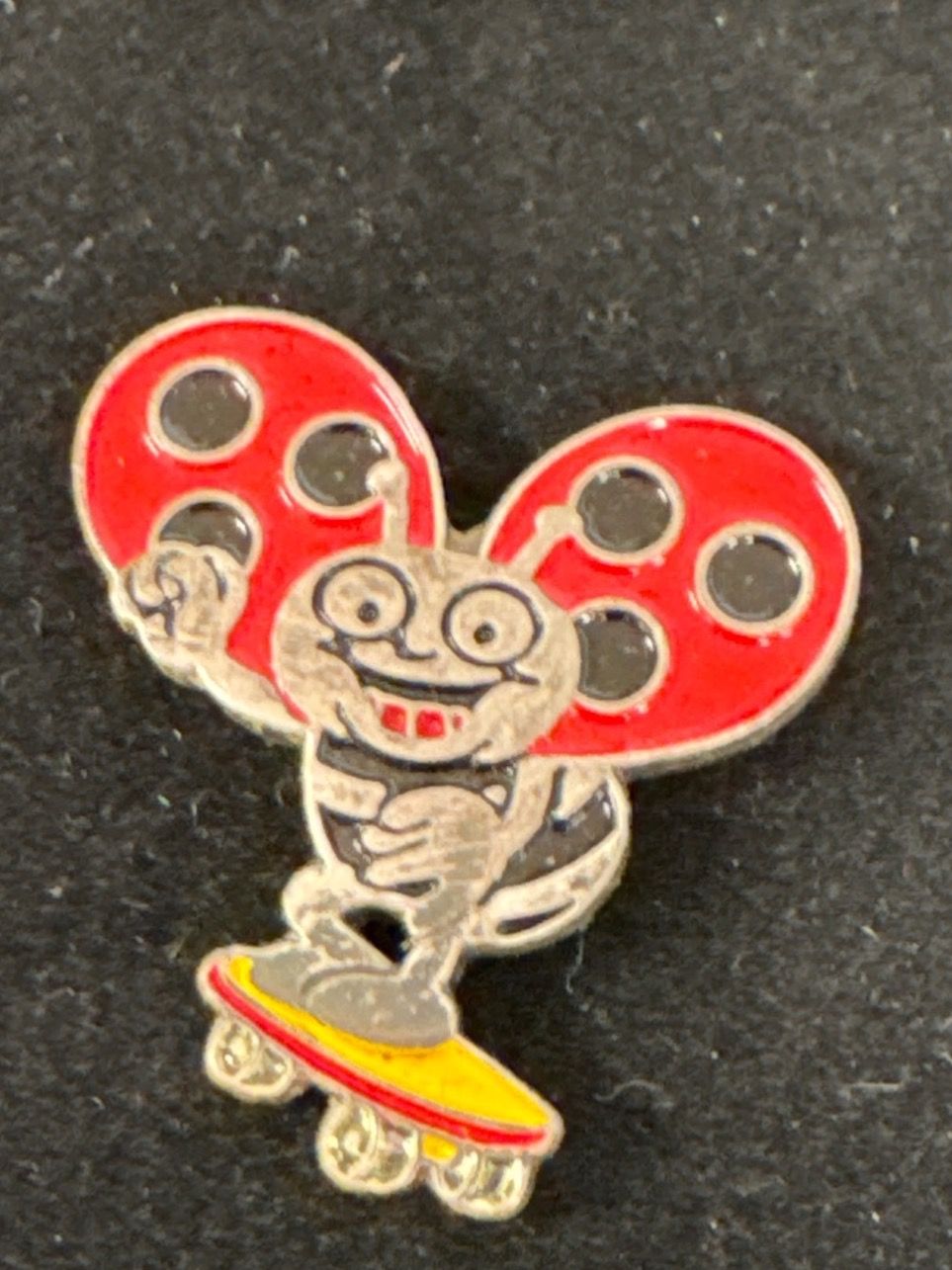 Plaketten & Abzeichen: Blick Käfer Pin 📌 Skater – Neu (gemäss Beschreibung) aus Oberweningen von Jogi2