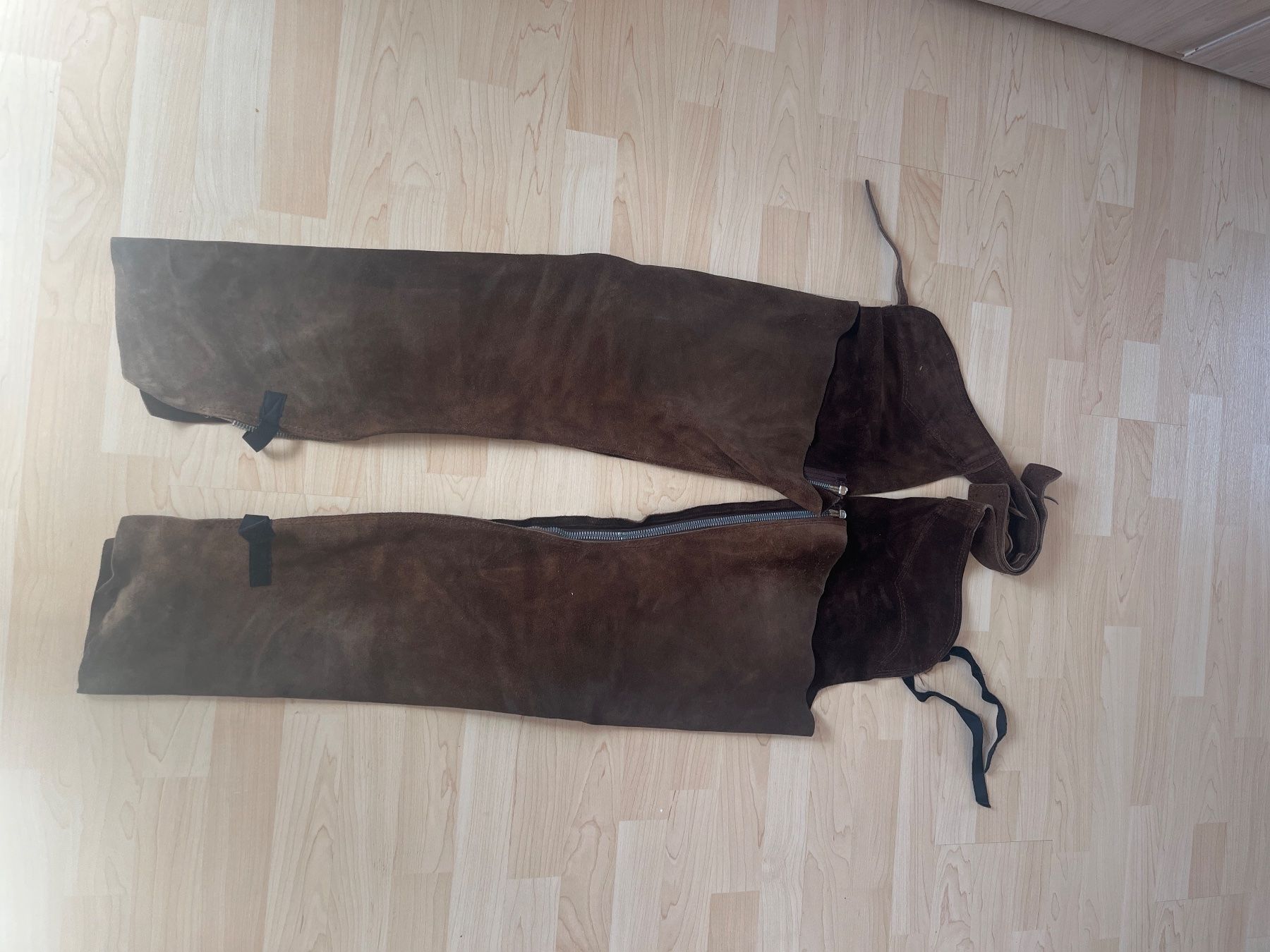 Pantaloni: braune Western-Chaps aus Wildleder – Usato da Uetikon am See venduto da Izrag98 3