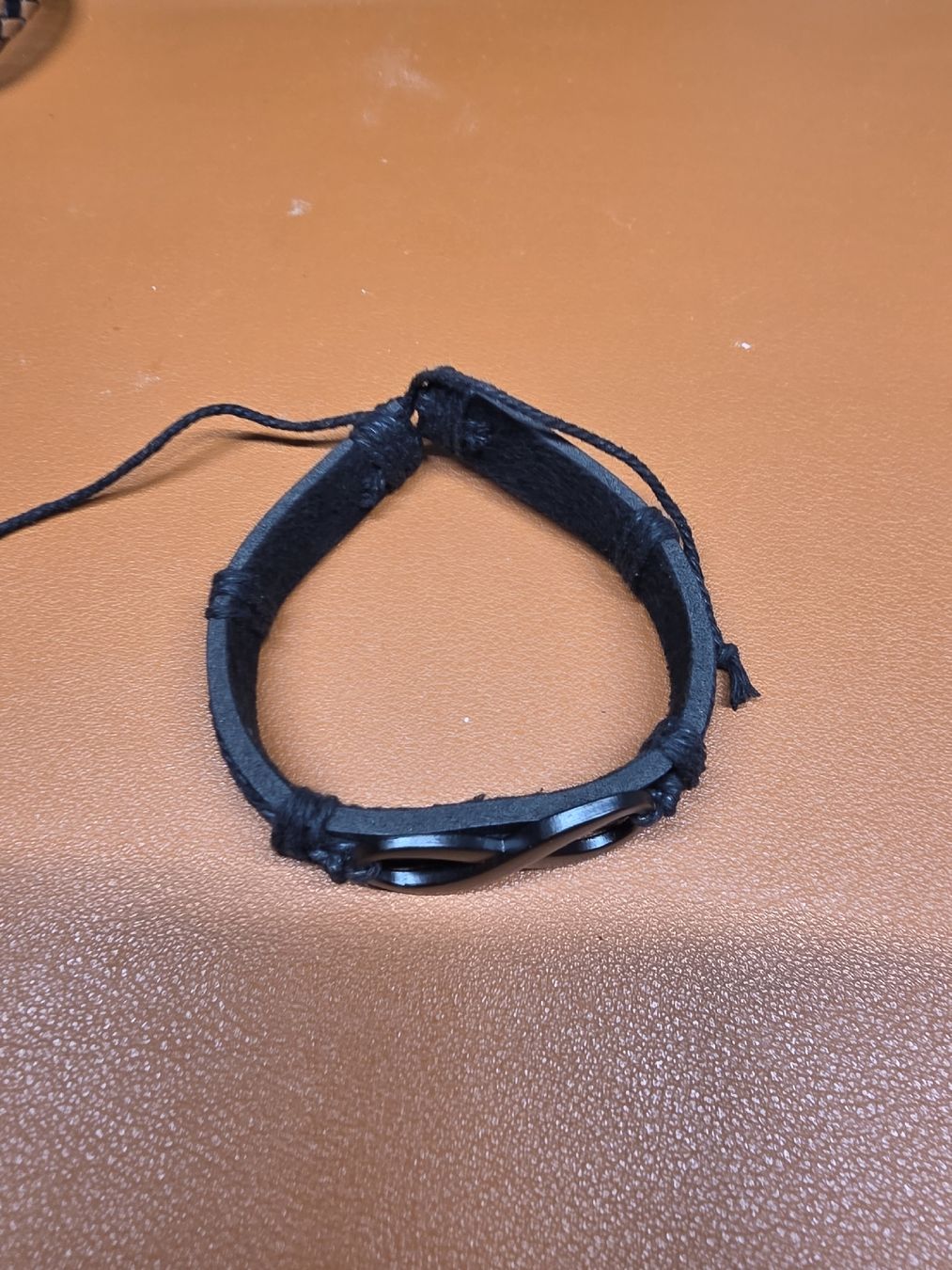 Bracciali & Braccialetti: Cooles, schwarzes Lederarmband mit Unendlichkeitszeichen – Nuovo e nell'imballaggio originale da Möhlin venduto da mic_lo 1