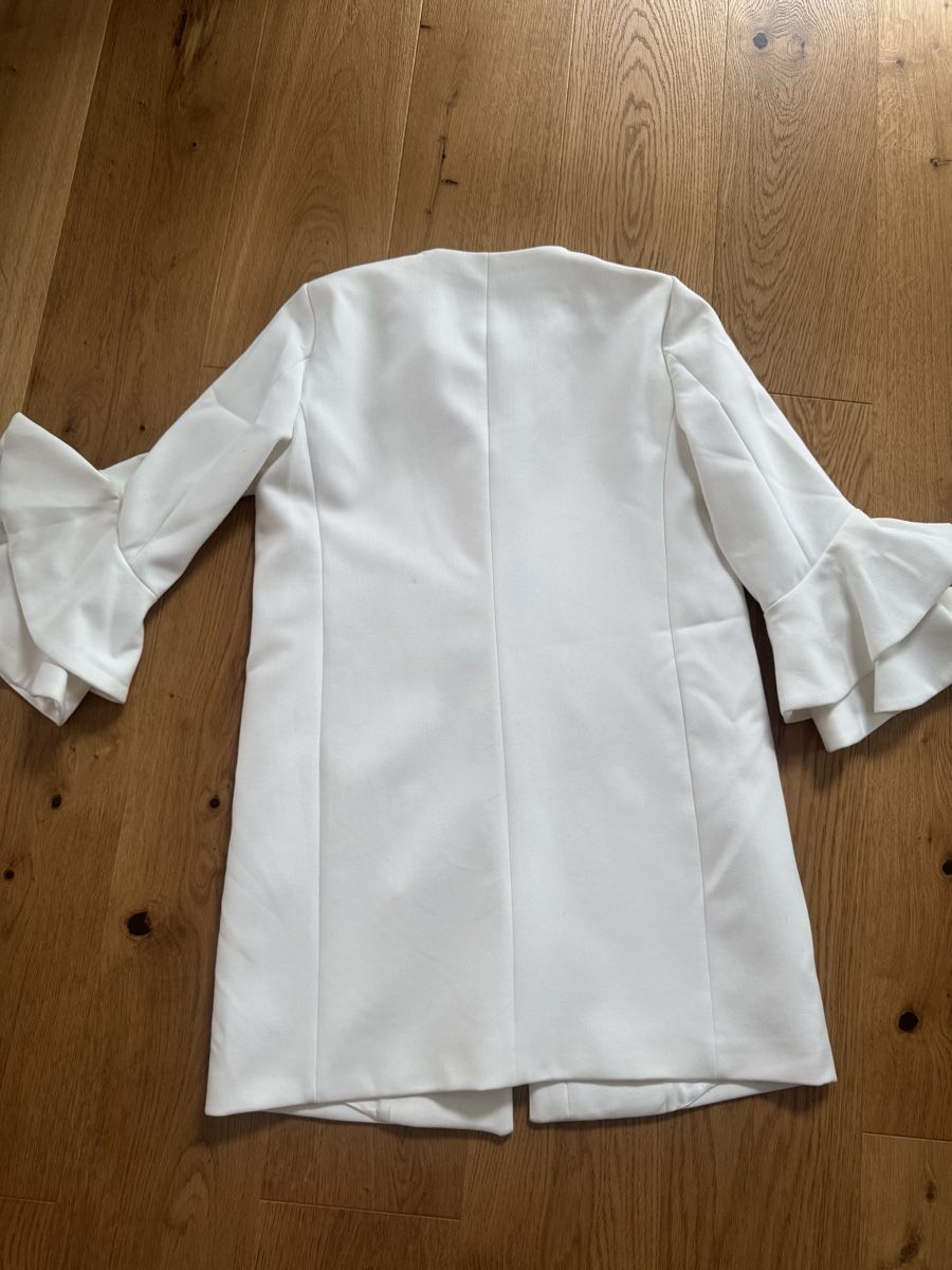 Zara Cappotti: Weisser Mantel  mit Volant Ärmeln 3/4 – Usato da Luzern venduto da wet_7bm6 5