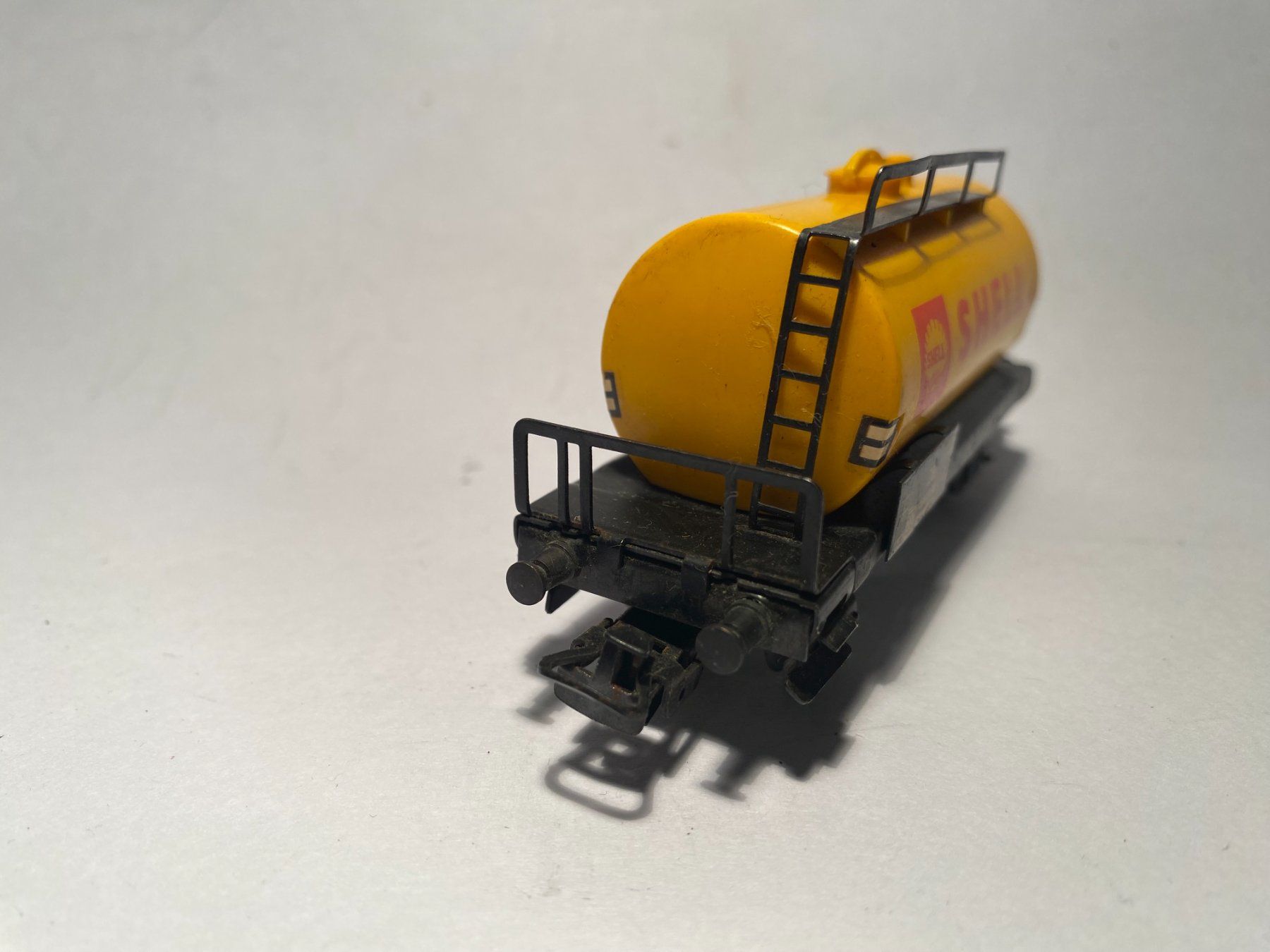 Märklin Modelleisenbahnen: Märklin Tankwagen SHELL gelb, AC Achsen – Gebraucht aus Buchrain von Modellbahn11 2