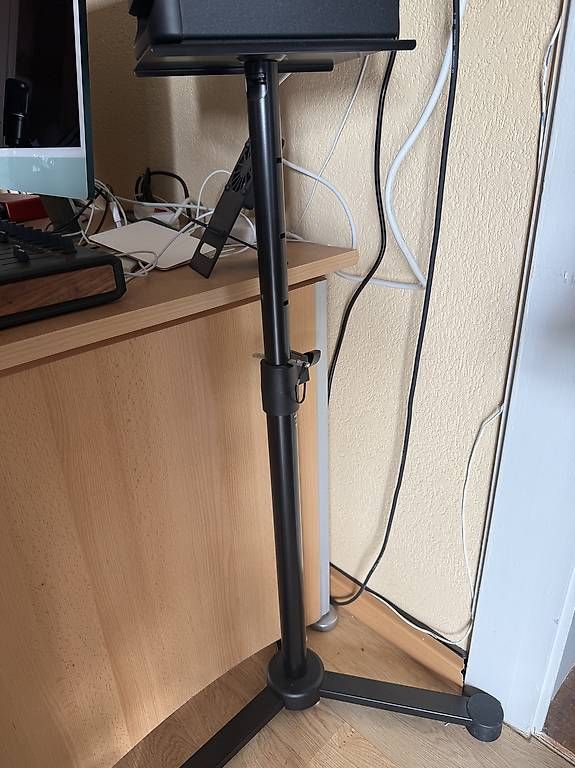 Casse acustiche: KRK Rokit 5 G4  Paire + supports de sol réglables – Usato da Fontainemelon venduto da moreljm 1