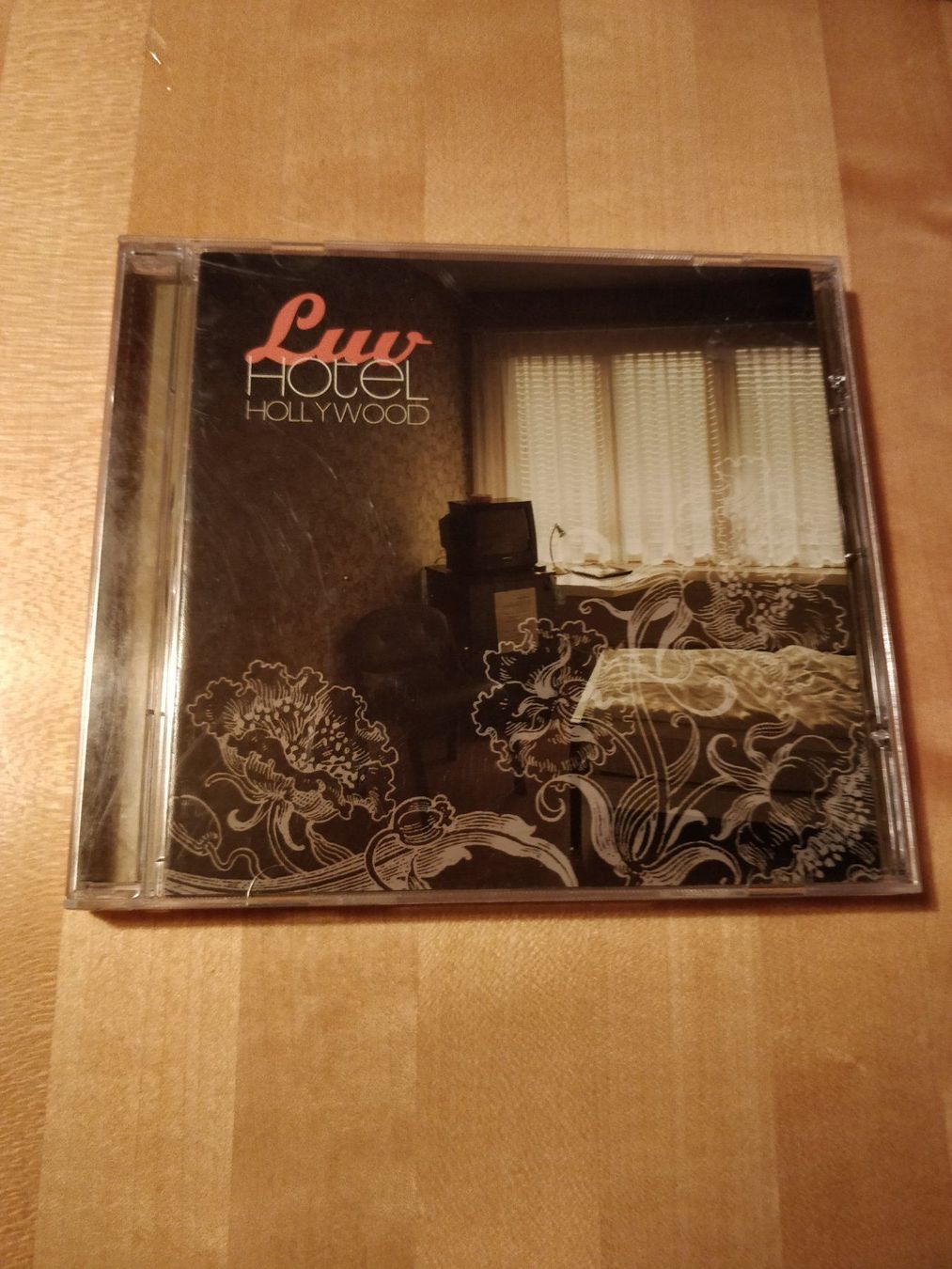 CD: Luv , Hotel Hollywood – Nuovo (secondo la descrizione) da Grosswangen venduto da Dacotojafa