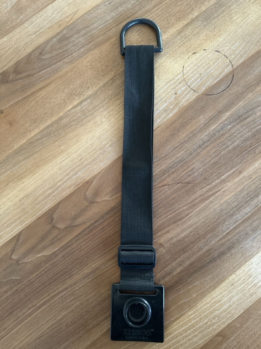 Fixations: Cello Endpinhalter/ floorprotector – D'occasion à Auslikon par Kaede4
