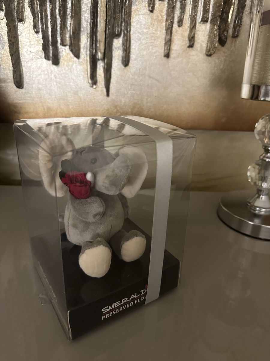 Statuette: Elefant mit einer ewigen Rose – Nuovo e nell'imballaggio originale da Sevelen venduto da Stopglobal.
