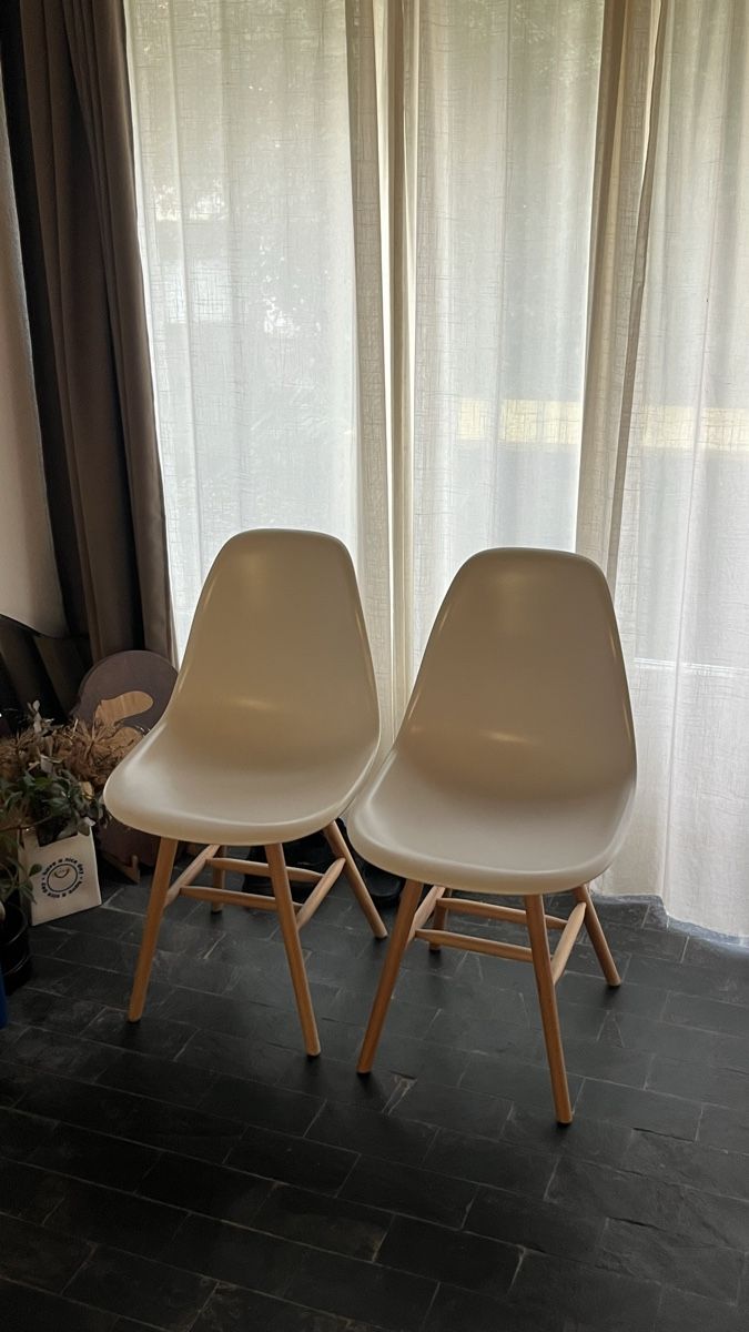 Chaises: 2 chaises scandinaves – D'occasion à Daillens par BrandonW